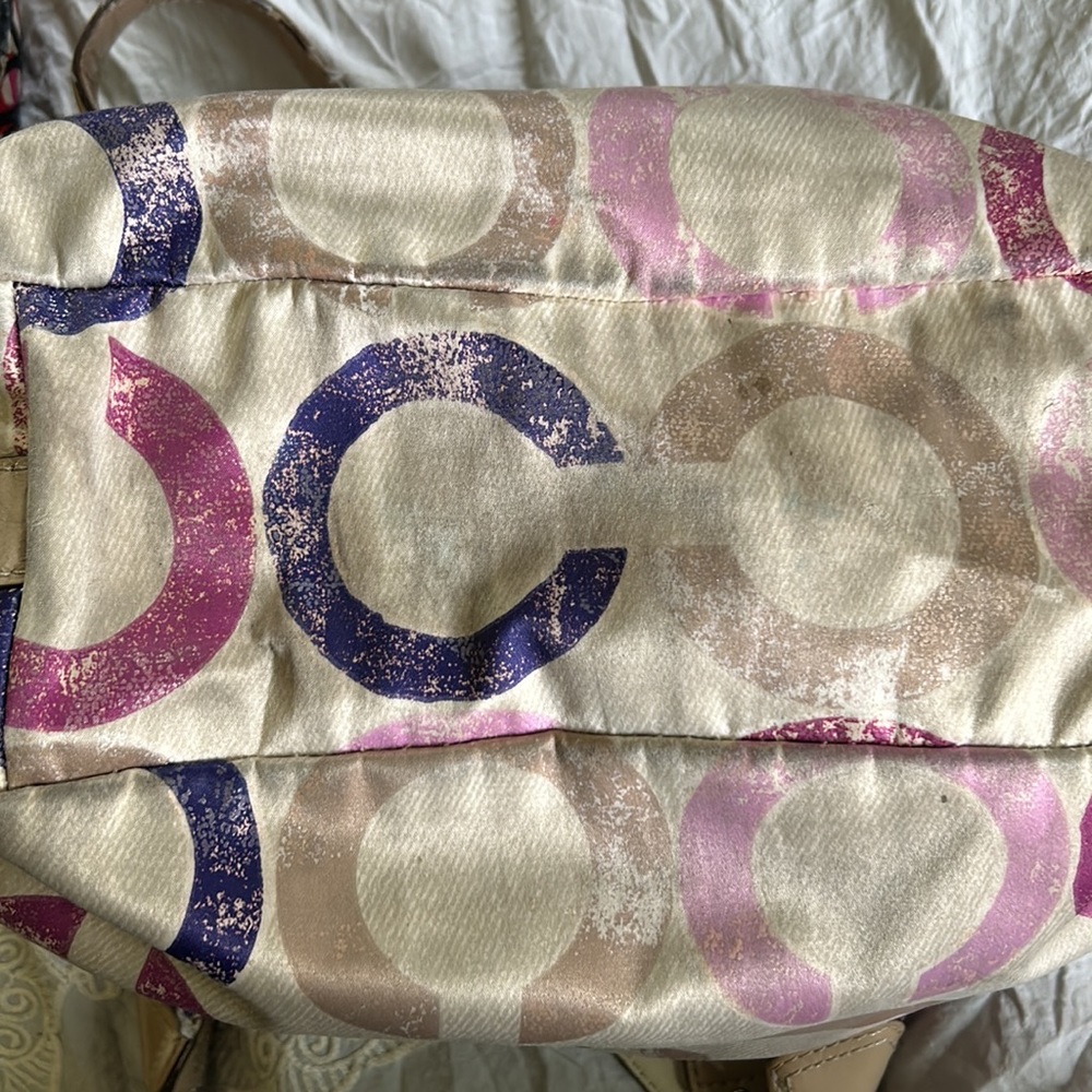 Very much used coach purse. - Picture 4 of 4